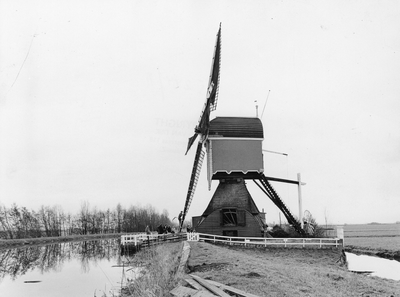 843279 Gezicht op de Hollandse wipmolen van Spengen, ('De Spengense Molen', Wagenkade 72) te Kockengen.